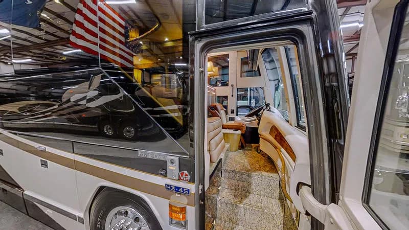 2005 Prevost Millennium H3-45