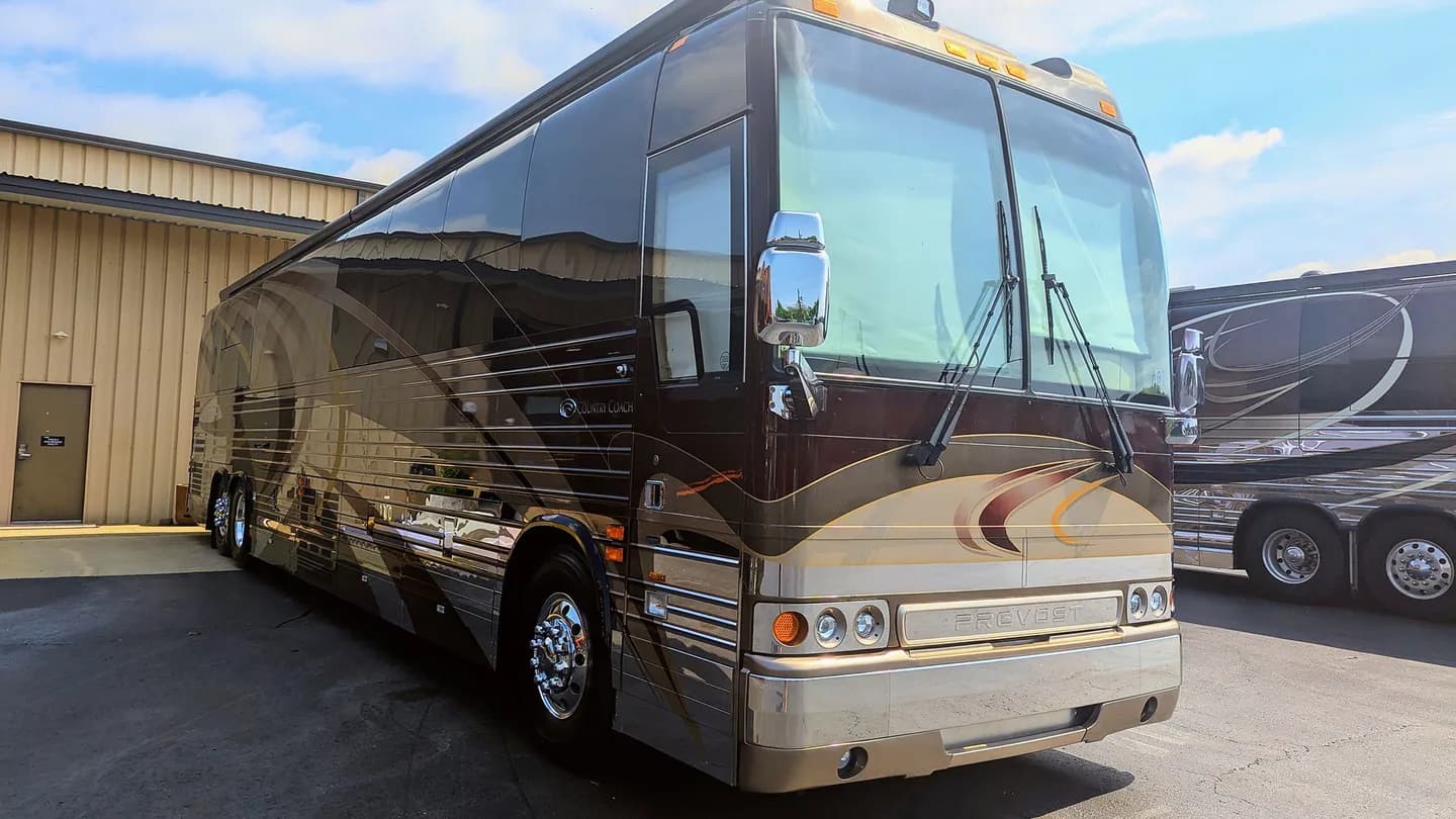 2005 Country Coach XLII interior - photo 2 of 10
