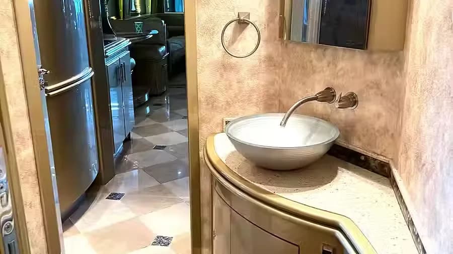 2004 Country Coach XLII – Double Slide