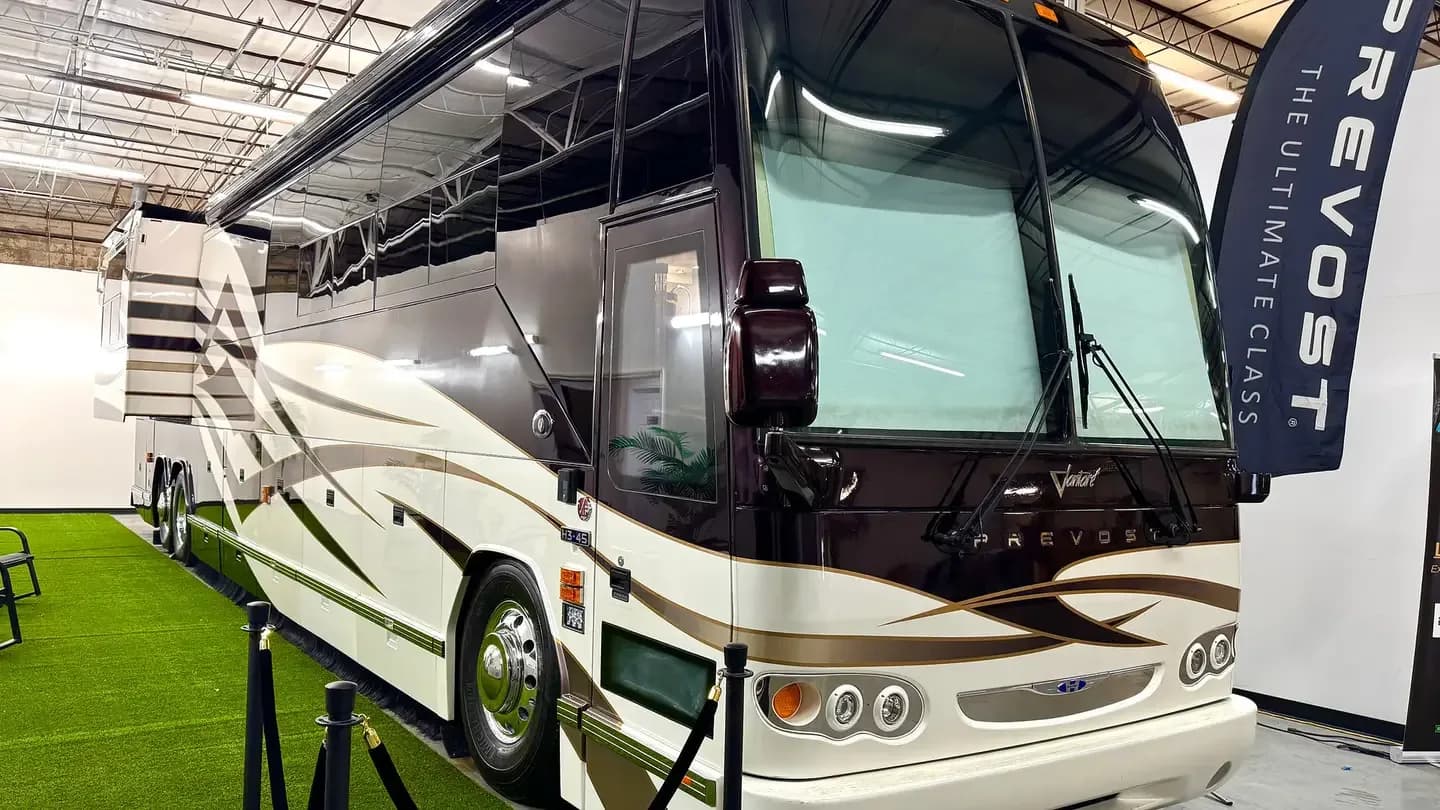 2004 Featherlite H3-45 interior - photo 2 of 13