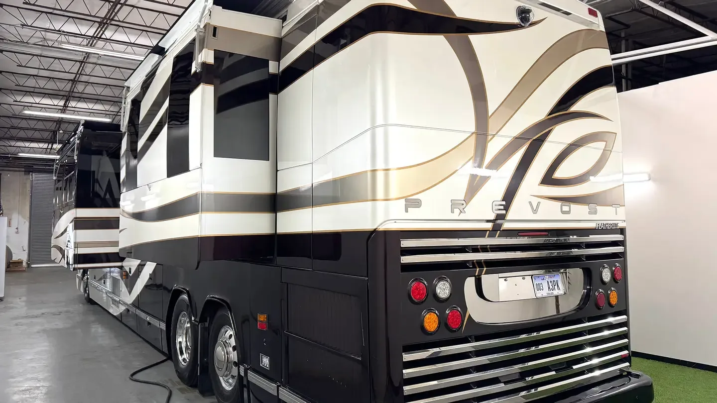 2004 Featherlite H3-45 interior - photo 4 of 13