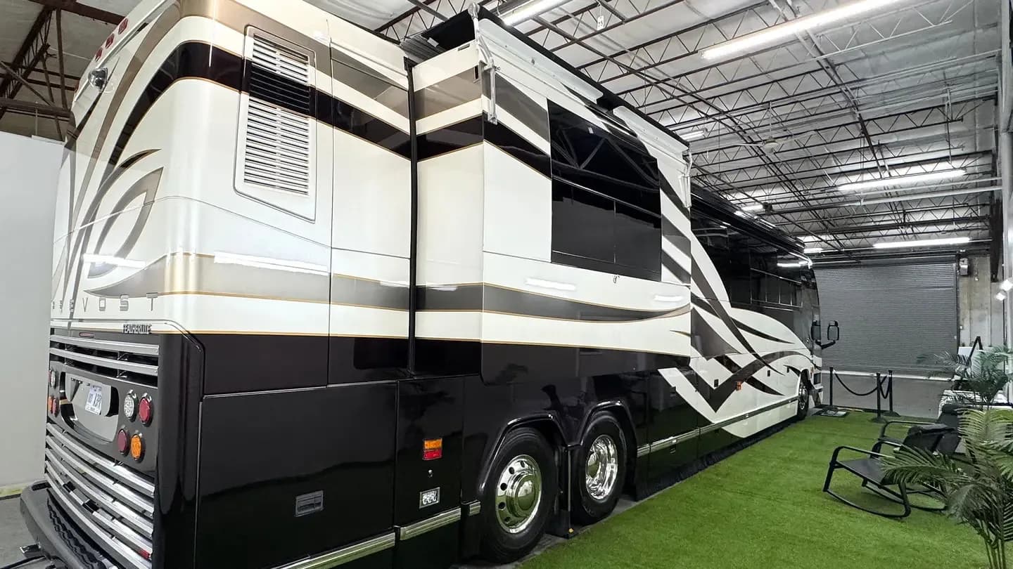 2004 Featherlite H3-45 interior - photo 3 of 13