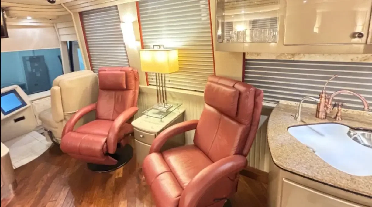 2006 Country Coach XLII : Single Slide