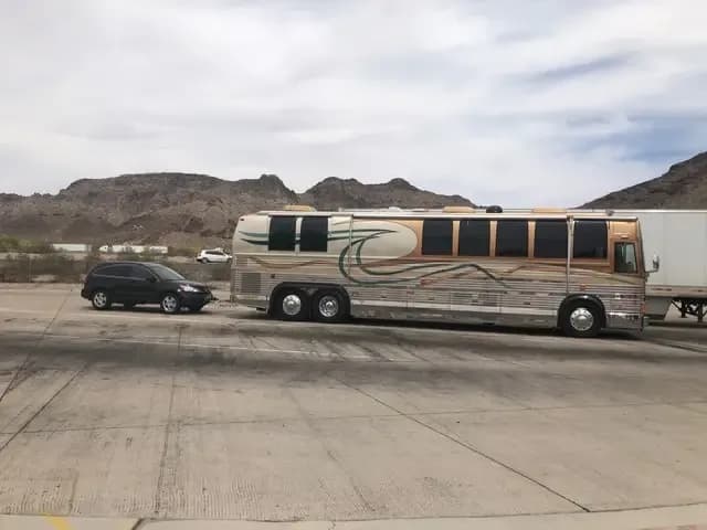 1997 40FT Prevost Royale Bus and Tow Car