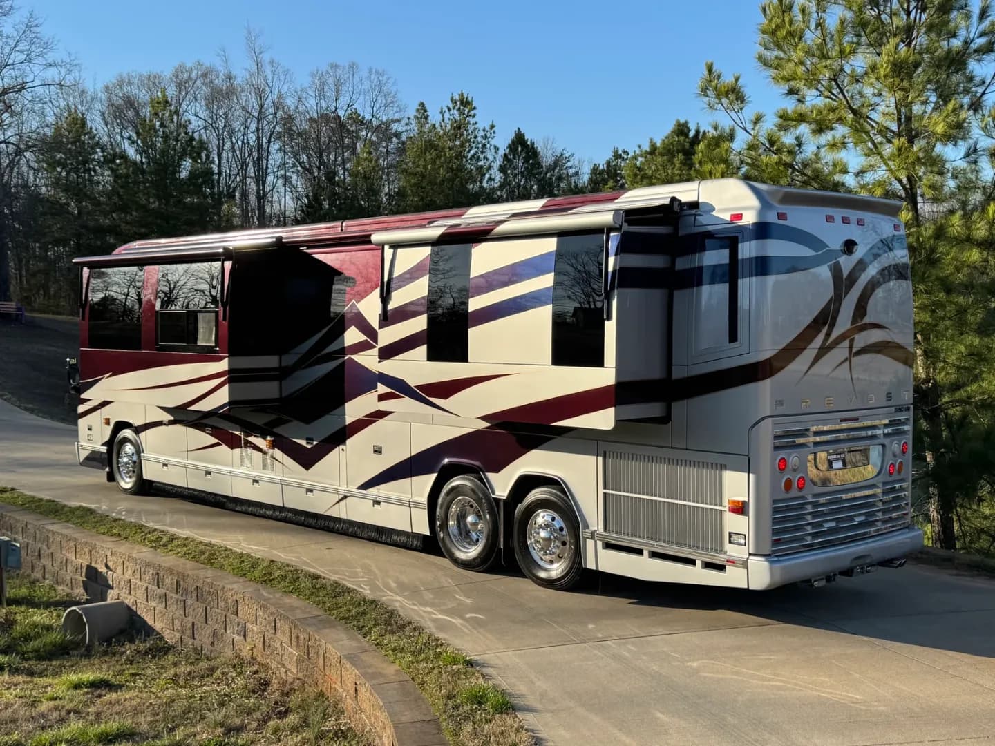 2010 Featherlite H3-45 interior - photo 5 of 18