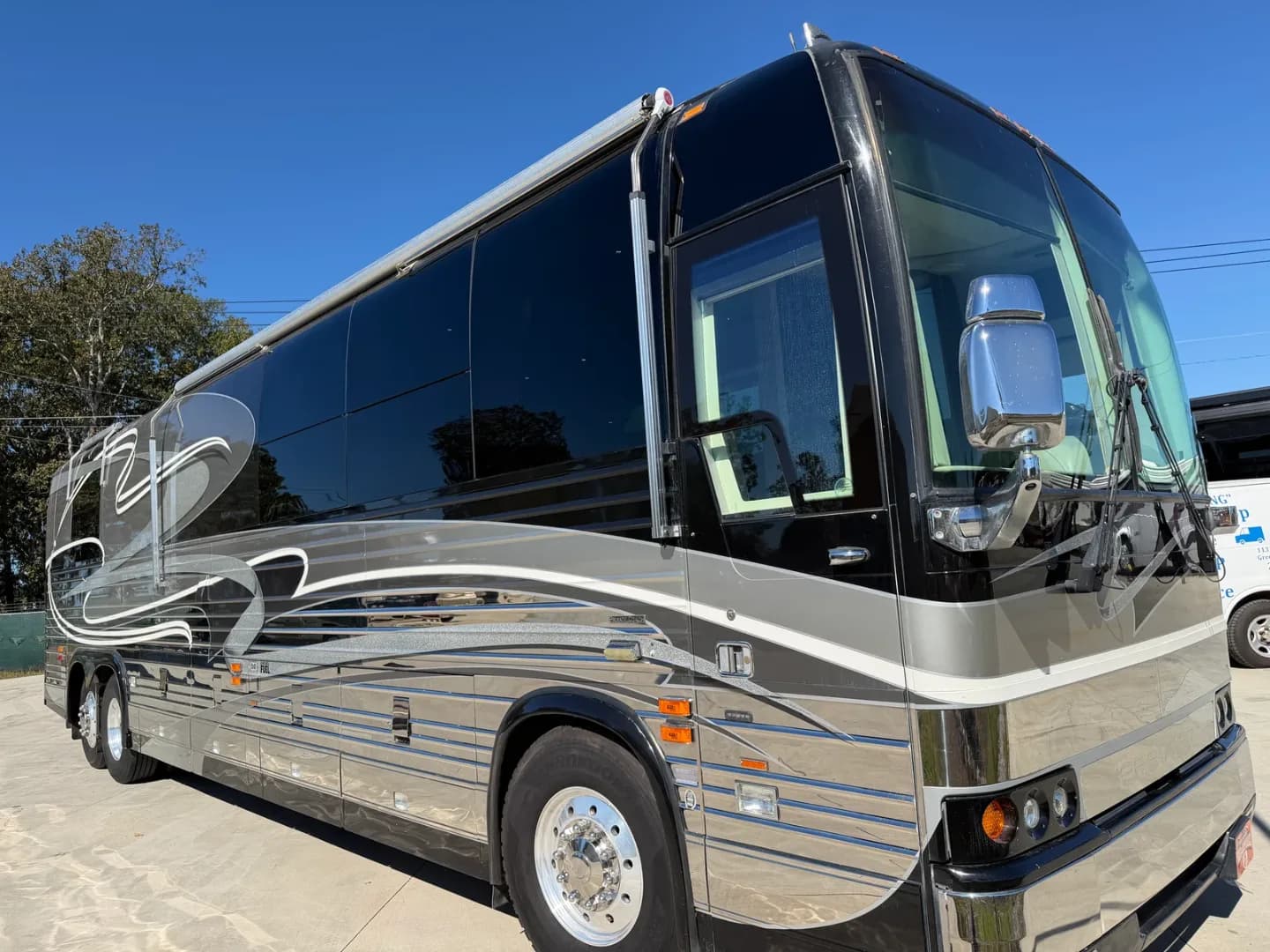 2002 Country Coach XLII interior - photo 2 of 21