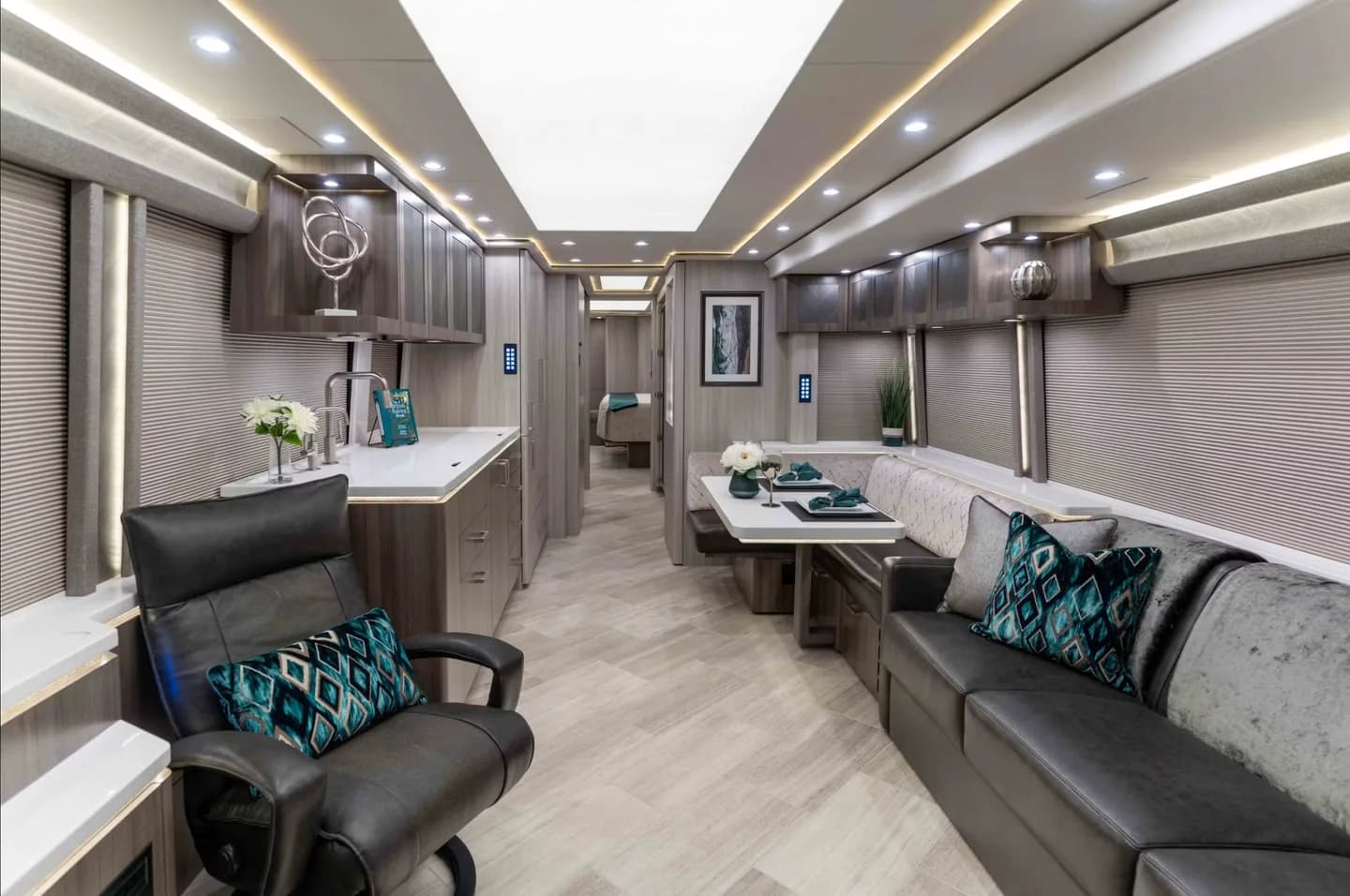 2022 Marathon H3-45 interior - photo 2 of 19