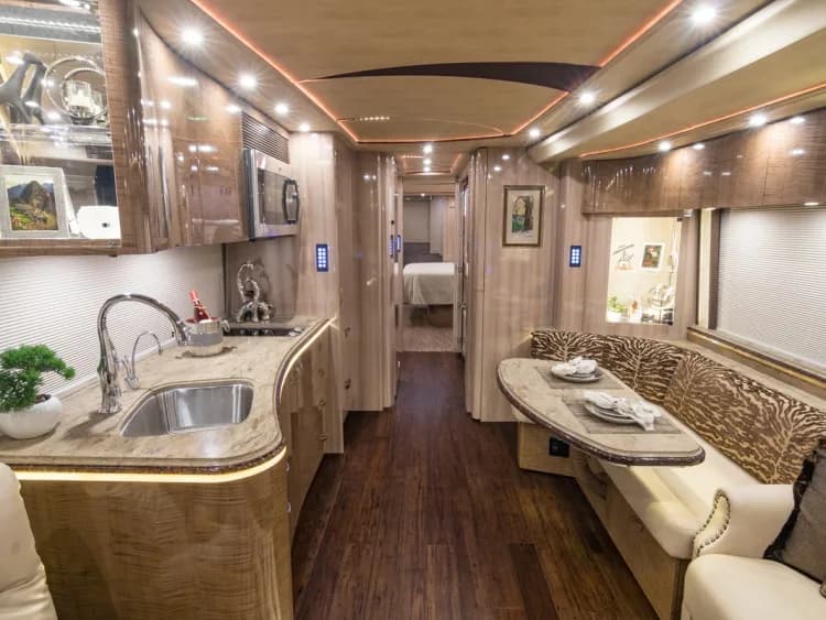 2017 Marathon XLII interior - photo 5 of 17