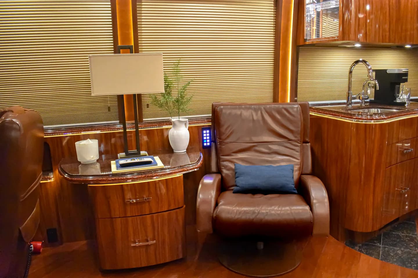 2015 Marathon XLII interior - photo 2 of 29