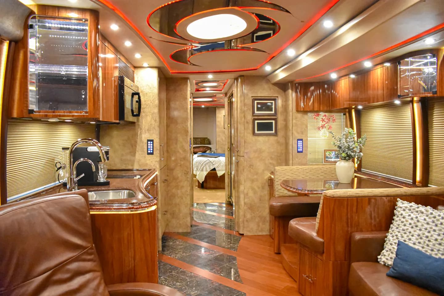 2015 Marathon XLII interior - photo 3 of 29