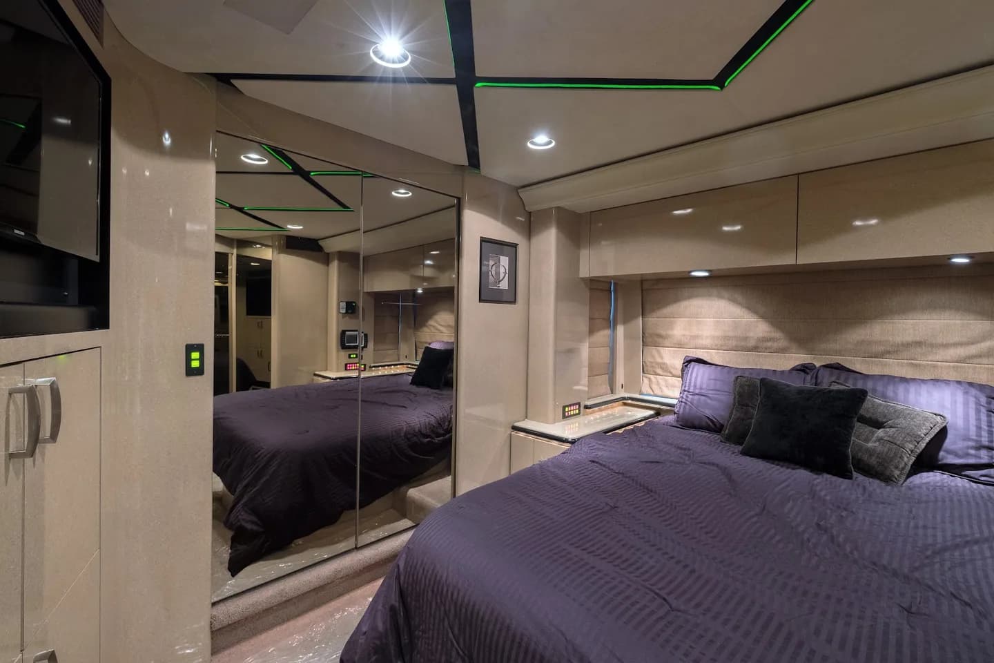 2007 Marathon XLII interior - photo 4 of 12