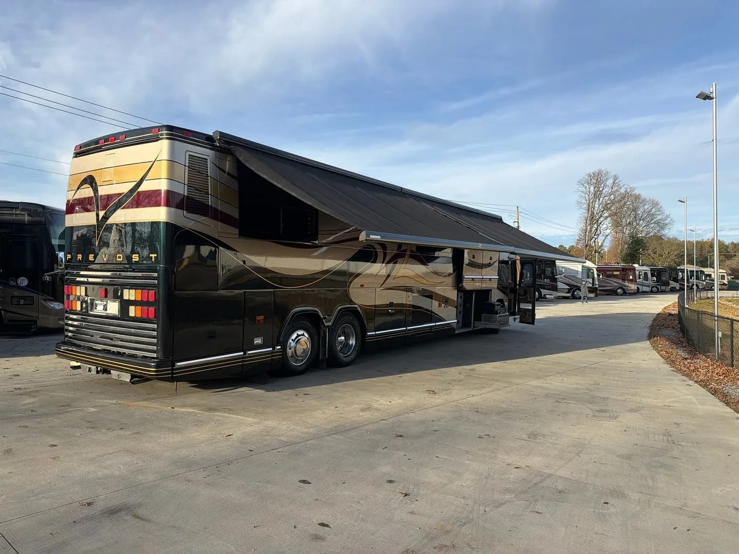 2002 Featherlite H3-45 interior - photo 2 of 102