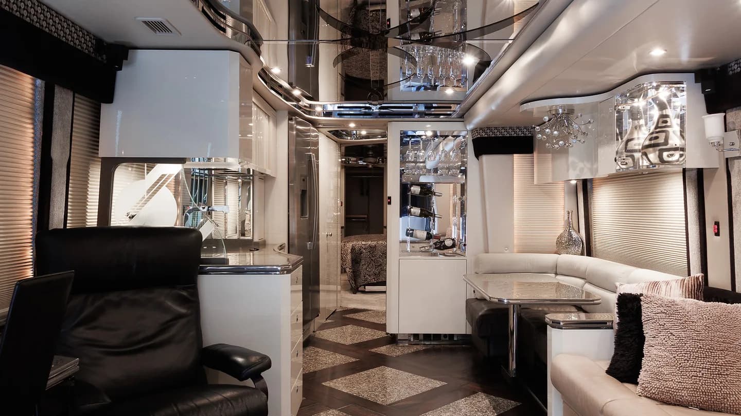 2008 Featherlite H3-45 interior - photo 5 of 15