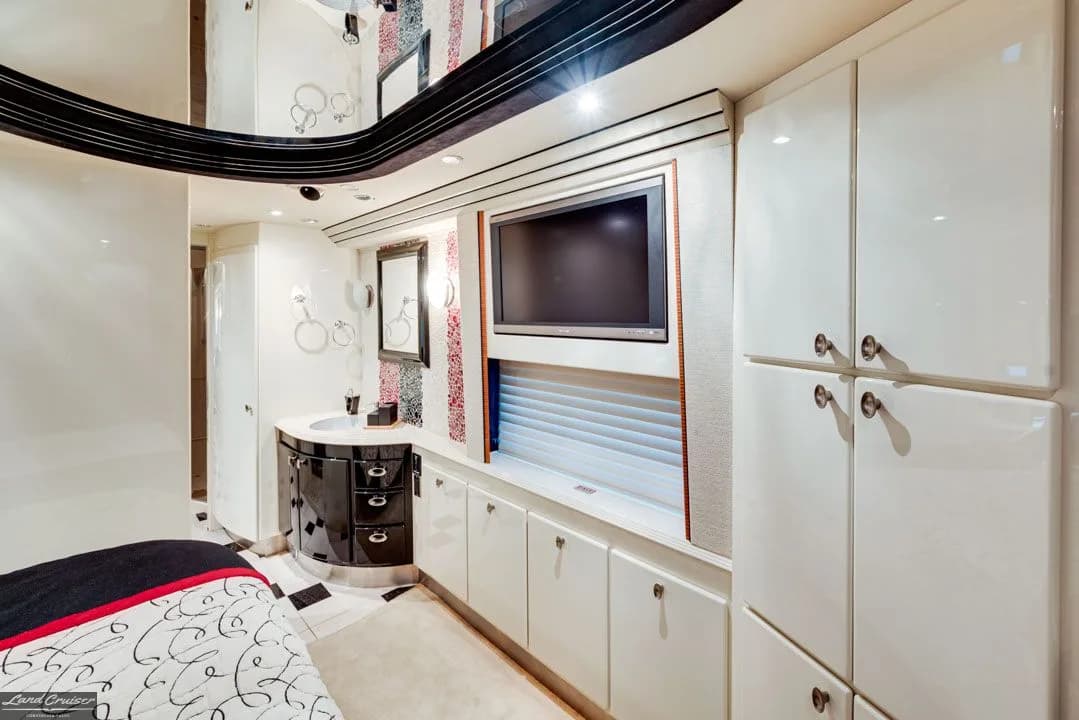 2007 Country Coach XLII interior - photo 4 of 67