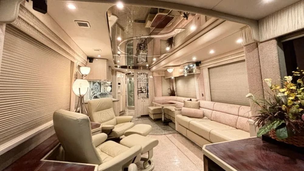 2005 Featherlite Vantare H3-45 DS