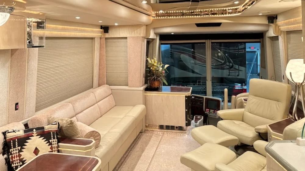 2005 Featherlite Vantare H3-45 DS